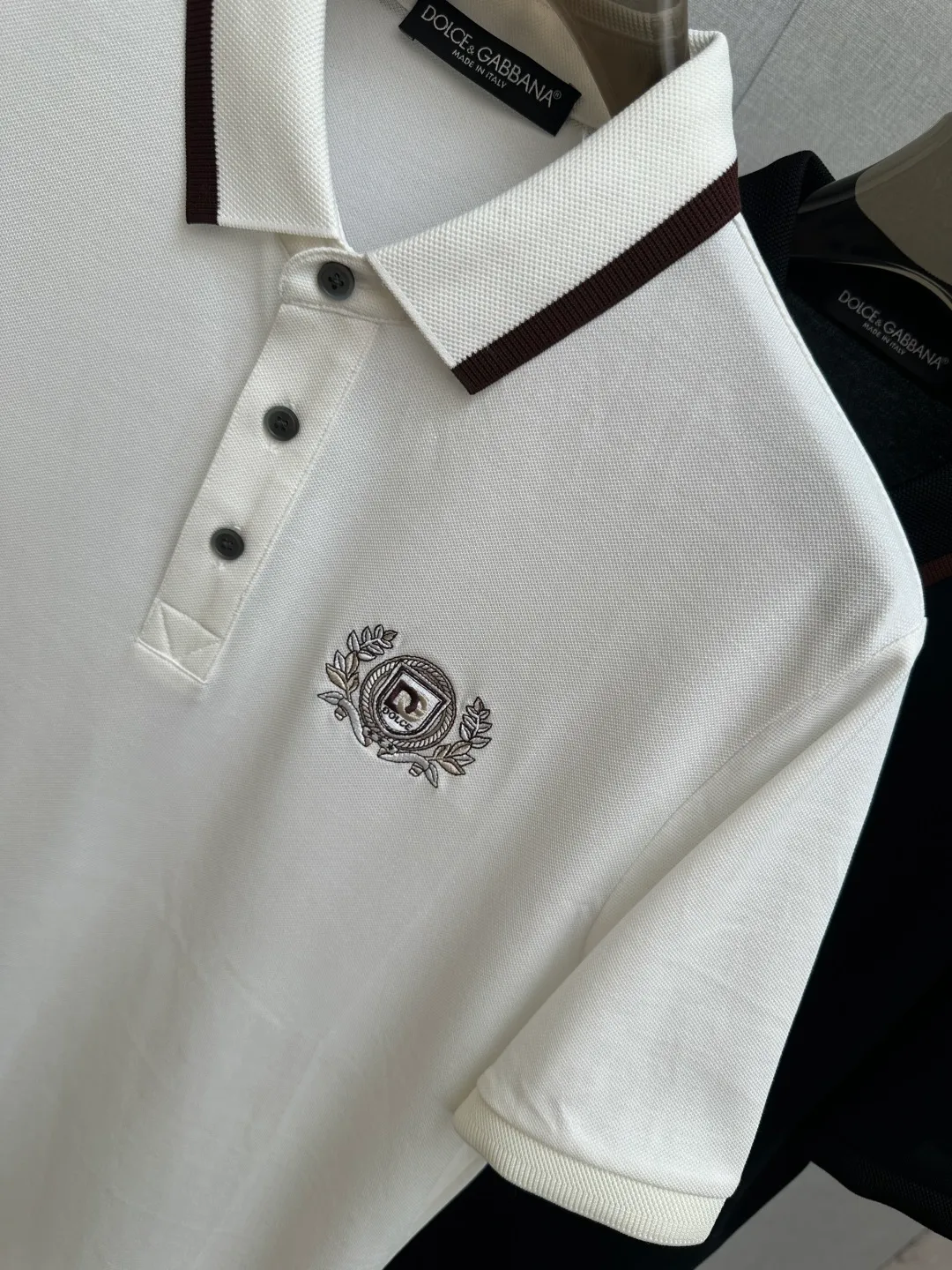 LP Spring and Summer New Arrival's first counter is the latest New Arrival lapel short-sleeved, refreshing and breathable. Premium customized design, avant-garde and fashionable! The brand logo is designed with heavy craftsmanship. It feels soft. It is comfortable to wear. It has exquisite counter-level stitching. It has fine workmanship. The upper body effect is incomparably handsome! A must-have item for a stylish man! Sizes:M-3XL